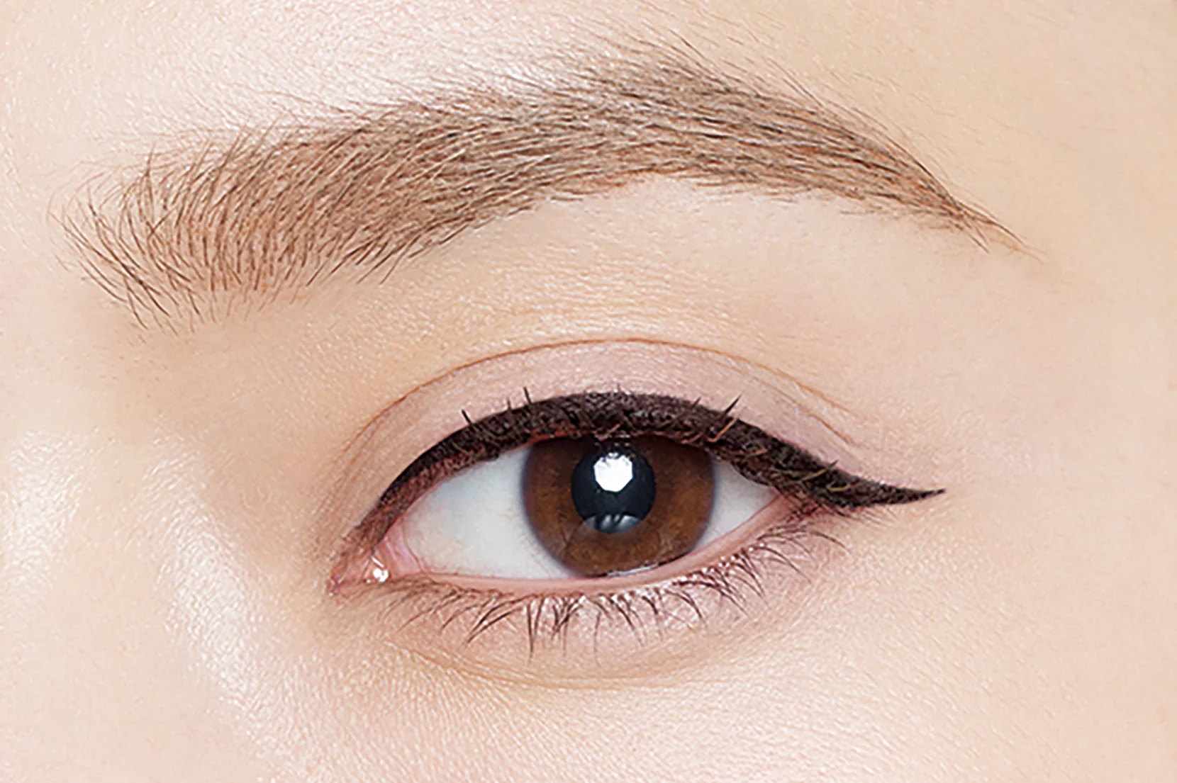 Love Liner Delineador líquido Mocha Greige - Image 4